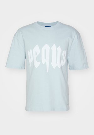 Lyseblå bomuldst-shirt med korte ærmer. Har fed hvid tekst i stiliseret skrifttype tværs over brystet. Rund hals.