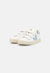 Hvite sneakers laget av lær med blå detaljer, med tre borrelåser, rund tå og strukturert gummisåle.