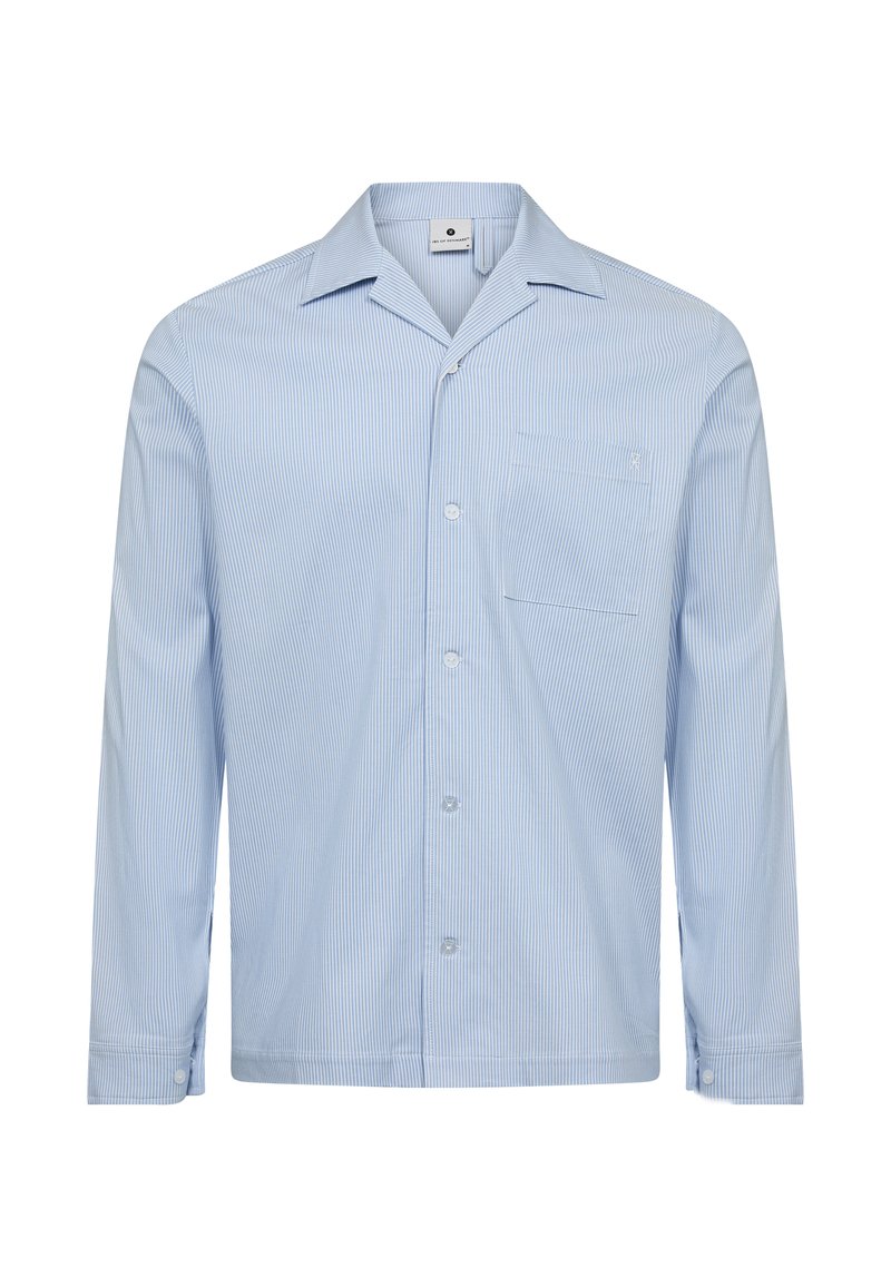 Lysblå skjorte med knapper og lange ærmer, der har tynde vertikale hvide striber, en krave og en brystlomme. Blød tekstur.