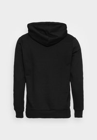 Sudadera con capucha negra, material de felpa, mangas largas, puños y dobladillo acanalados, diseño minimalista, sin logotipos ni patrones visibles.