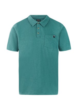 Polo de manga corta en color azul verdoso con tres botones, un bolsillo en el pecho a la izquierda y una pequeña etiqueta negra en el bolsillo.