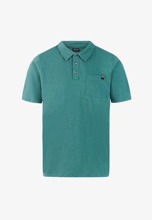 Polo de manga corta en color azul verdoso con tres botones, un bolsillo en el pecho a la izquierda y una pequeña etiqueta negra en el bolsillo.