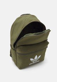 adidas Originals ADICOLOR - Dnevni ruksak - focus olive