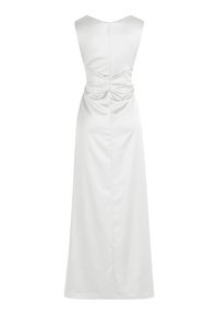 Robe blanche sans manches avec un dos froncé et une silhouette longue et fluide. Confectionnée dans un tissu lisse semblable à du satin.