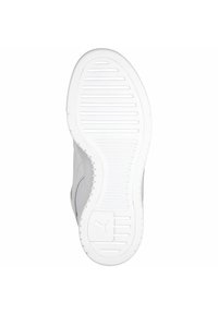 Suela de zapato de goma blanca con estrías horizontales y verticales para tracción; presenta un pequeño logo en la zona del talón.