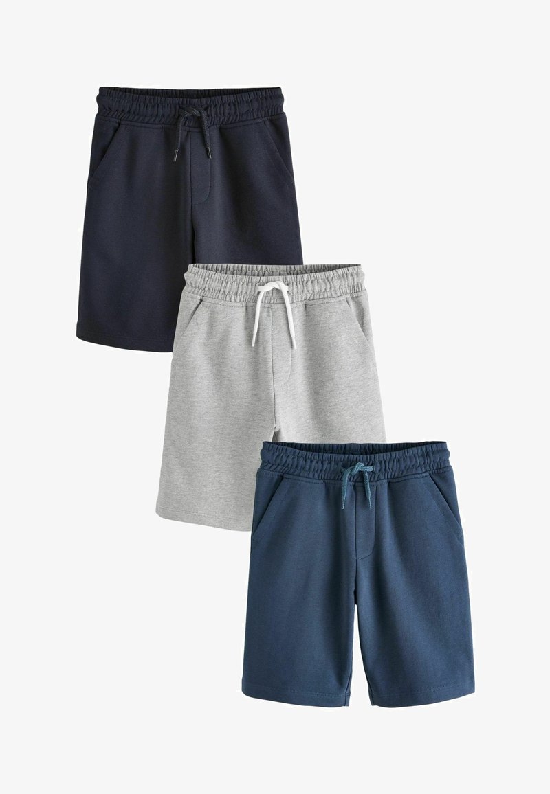 Tre paia di pantaloni corti con elastico in vita di colore blu scuro, grigio e blu navy, dotati di tasche laterali e chiusura con cordoncino, realizzati in tessuto morbido.