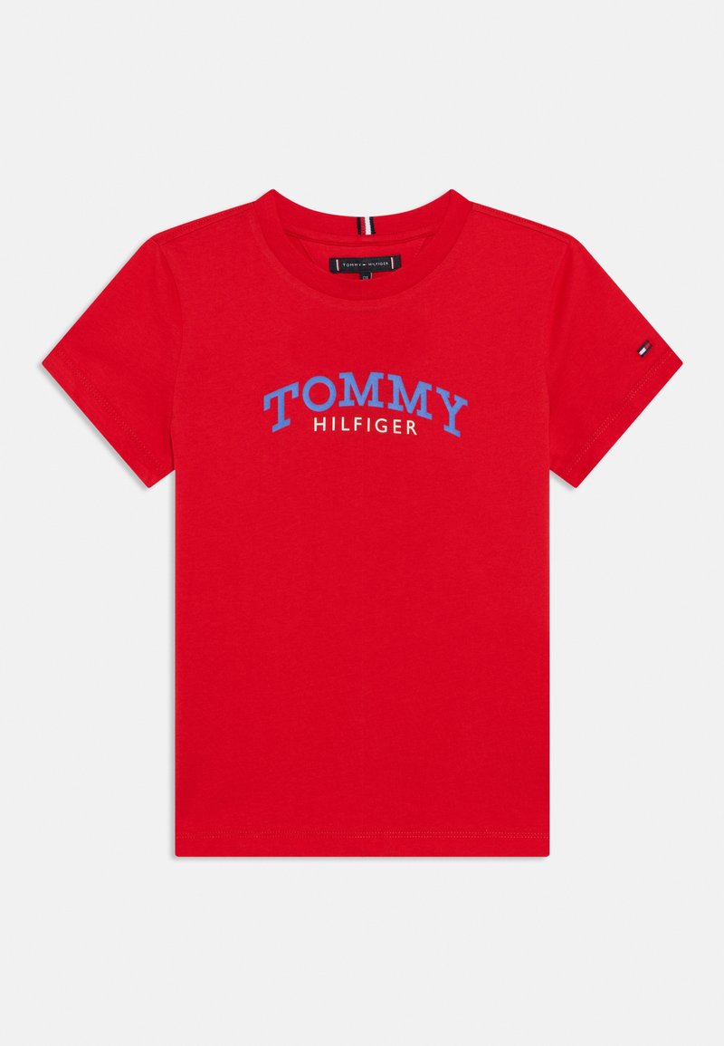 Κόκκινο βαμβακερό μπλουζάκι με στρογγυλή λαιμόκοψη, κοντά μανίκια και μπλε κείμενο που γράφει «TOMMY HILFIGER», με μικρό λογότυπο στο μανίκι.