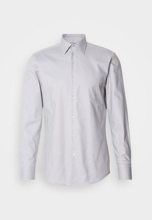 Hellgraues Langarmshirt mit Button-Down-Kragen, aus gewebtem Stoff, mit klassischer Passform und weißen Knöpfen entlang der Vorderseite.