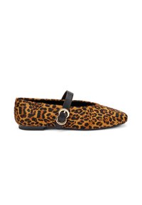 Zapato plano de estampado de leopardo con correa negra y herrajes dorados. Material de piel texturizada, diseño de punta afilada, tacón bajo.