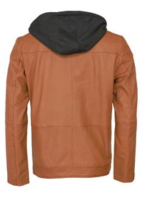 Brun læderjakke med hætte i grå, der har en glat overflade, tætsiddende design og syninger på ryggen og ærmerne.