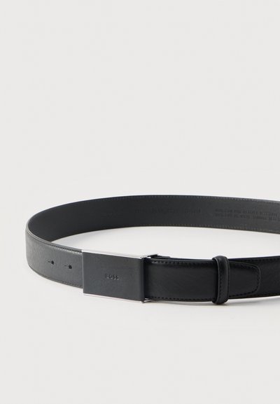 Ceinture en cuir noire avec boucle rectangulaire argentée embossée du mot « BOSS », posée à plat sur un fond blanc.
