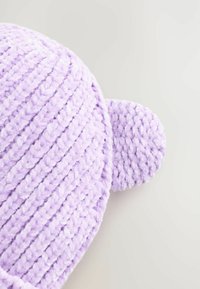 Lila stickad mössa med ribbad struktur, med två små runda öron på toppen. Mjuk, plyschaktig material och rund form.