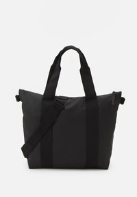 Borsa a tracolla nera realizzata in materiale testurizzato, con doppi manici e una tracolla regolabile. Include una chiusura con zip.
