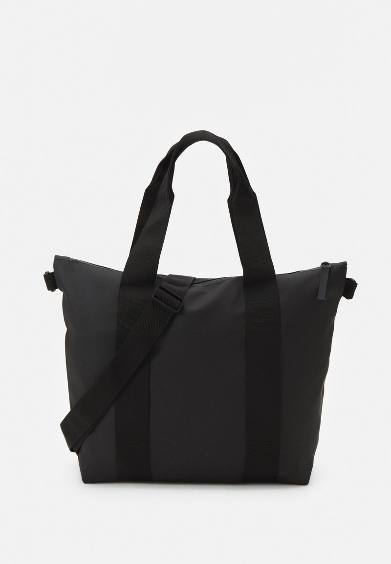 Borsa a tracolla nera realizzata in materiale testurizzato, con doppi manici e una tracolla regolabile. Include una chiusura con zip.