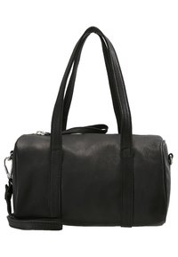 Czarna skórzana torebka o zaokrąglonym kształcie, z podwójnymi uchwytami, regulowanym paskiem na ramię i zamkiem błyskawicznym. Gładka tekstura z minimalną ilością detali metalowych.