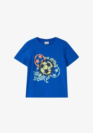 Blauw kindert-shirt met korte mouwen, bedrukt met drie kleurrijke voetbalbollen en de tekst "No Strike No Score" op de voorkant.