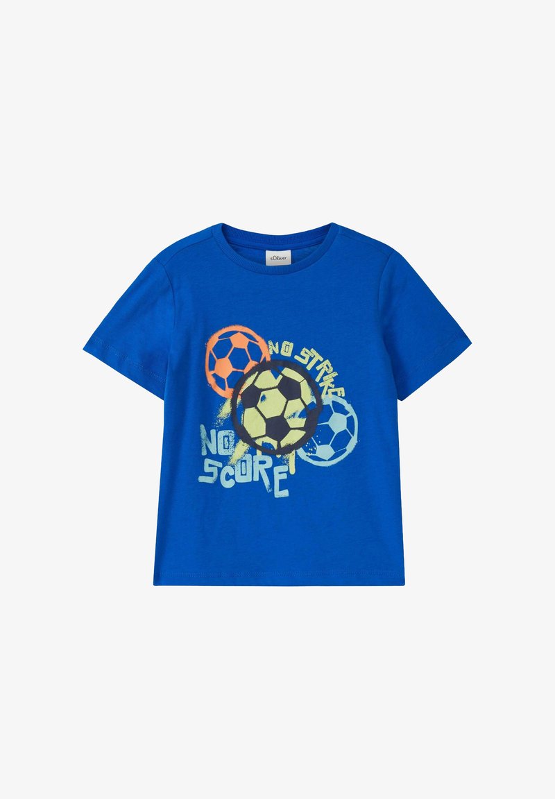 T-shirt bleu à manches courtes pour enfant avec trois ballons de football colorés et le texte "No Strike No Score" imprimé à l'avant.