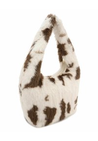 Sac à main en fausse fourrure blanche avec un motif à taches brunes, en forme de hobo, et une poignée incurvée. Il comprend une fermeture éclair et une texture douce.