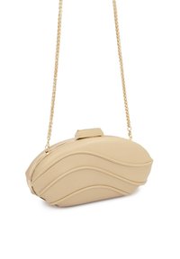 Clutch in finta pelle beige con texture a onde, tracolla in catena dorata e chiusura a scatto. Forma arrotondata con finitura liscia e dettagli sottili.