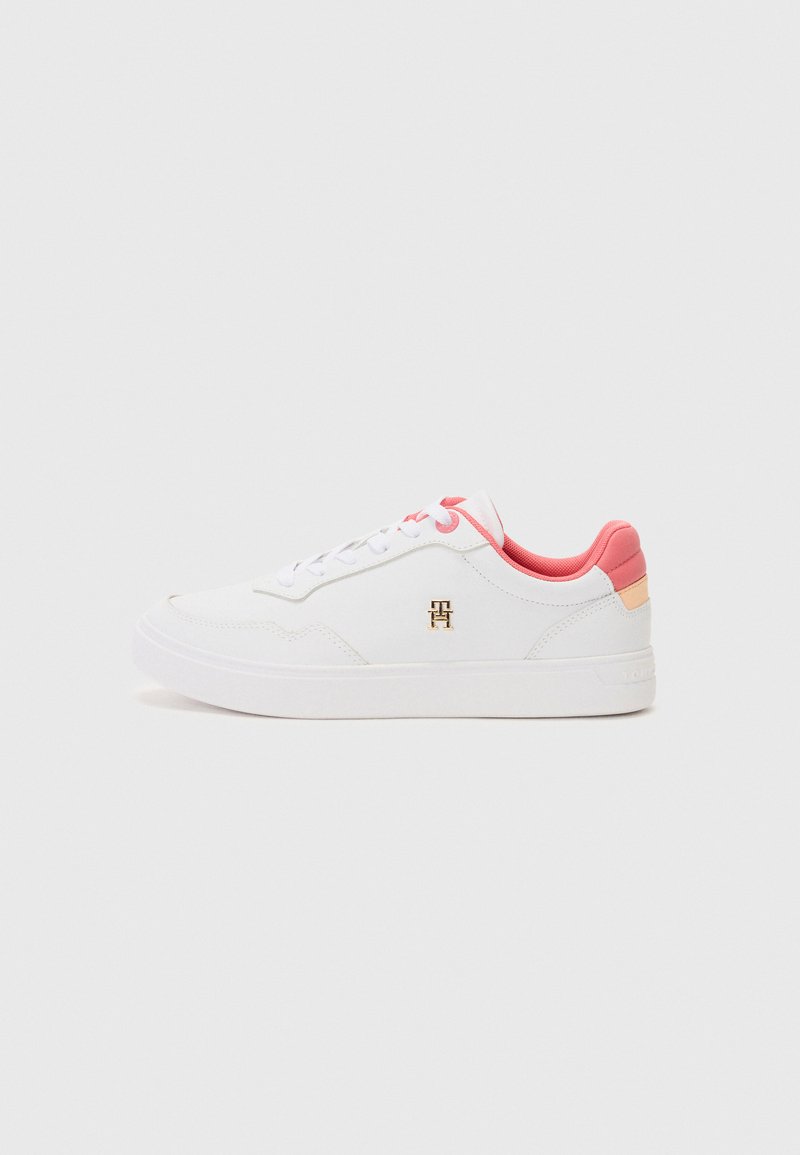 Hvite sneakers med rosa detaljer, snøring, polstret krage, gulllogo, glatt læroverflate og teksturert gummisåle.