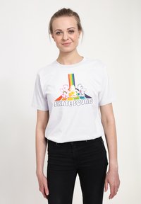 Hvid bomulds t-shirt med et farverigt grafisk tryk af tegneseriebjørne, rulleskøjter og teksten "SKATE SQUAD" i fed skrift.