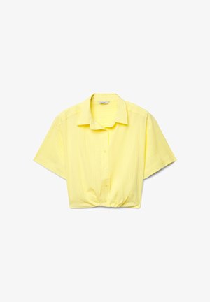 Chemise courte jaune à manches courtes avec col, boutons et fines rayures verticales, légèrement froncée en bas à l'avant.