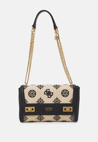 Bolso de mano tejido en beige con detalles en negro, con una correa de cadena y herrajes dorados. Decorado con logotipos y patrones geométricos.