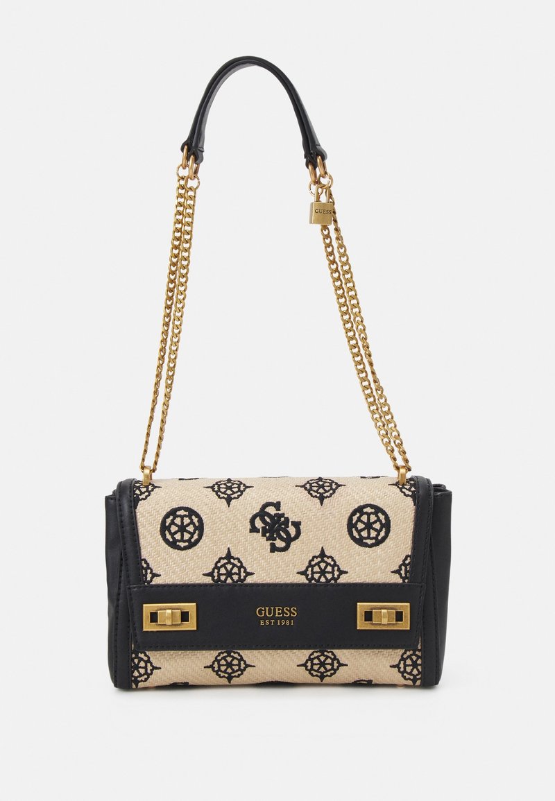 Bolso de mano tejido en beige con detalles en negro, con una correa de cadena y herrajes dorados. Decorado con logotipos y patrones geométricos.