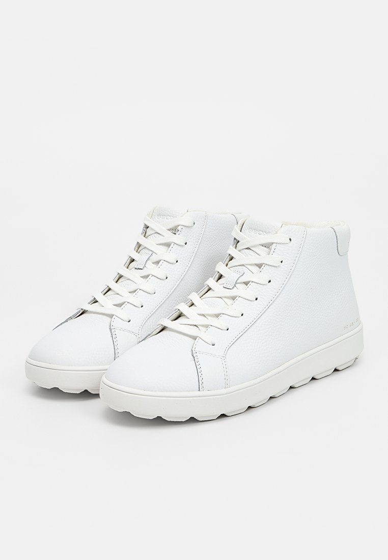 Białe wysokie trampki z fakturowanej skóry, z gładką gumową podeszwą, w sześcioma oczkami i tonowymi sznurówkami dla pewnego dopasowania.