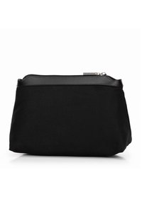 Funda de tela negra con una parte superior de cremallera de cuero negro suave, forma rectangular, textura suave y detalles de costura sutiles.