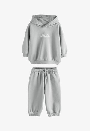 Lysegrå børnehoodie med teksten "Athletic" og matchende elastiske sweatpants med tallinje og manchetter.