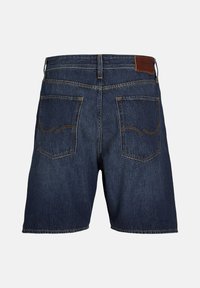 Mørkeblå denimshorts med rett snitt, som har to baklommer og kontrastsøm, ferdig med et lærmerke på linningen.