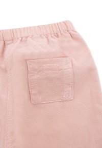 Roze corduroy broek met een elastische tailleband, een achterzak en subtiele gestreepte textuur, met een klein geborduurd ontwerp op de zak.