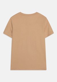 Beige krátký rukáv, kulatý výstřih, bavlněné tričko ležící na plocho, s viditelnými švy na zadní straně.