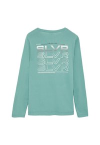 Turkusowa koszula z długim rękawem z lustrzanym srebnym napisem "SLVR" powtórzonym cztery razy oraz dodatkowym małym tekstem o wszechświecie na plecach.