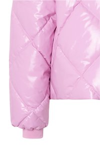 Różowa kurtka puchowa o błyszczącym wykończeniu, z pikowaną w diamentowy wzór i ściśniętymi mankietami. Krótki krój podkreśla nowoczesny styl.