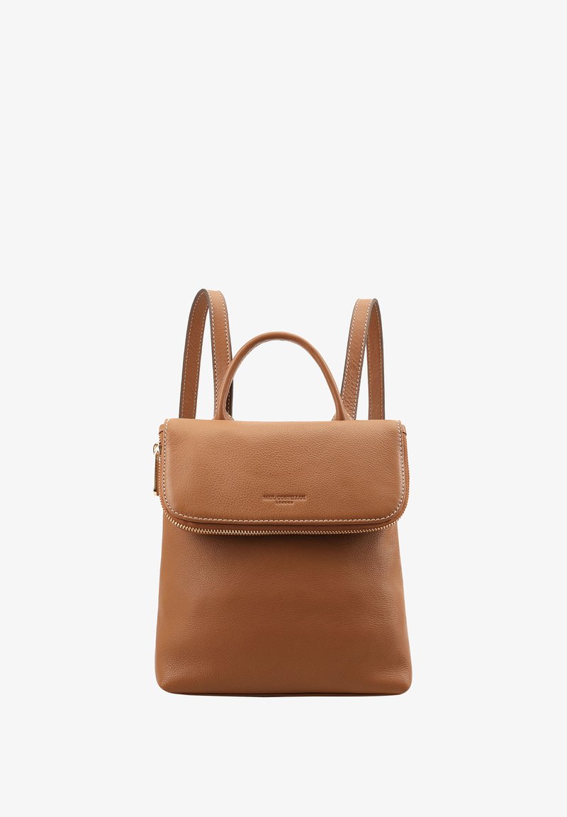 Bruine leren rugzak met een klep aan de bovenkant en een handvat aan de bovenkant. Voorzien van verstelbare schouderbanden, subtiele stiksels en een ritsvak.
