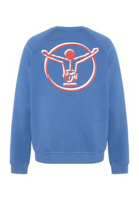 Blaues Baumwoll-Sweatshirt mit einem großen roten und weißen Emblem auf der Rückseite, das eine Figur in einem runden Rahmen zeigt, mit gerippten Bündchen.