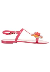 Sandale plate rose avec une finition brillante, dotée d'un accent floral en orange et jaune. Le design comprend une bride arrière et une forme minimaliste.