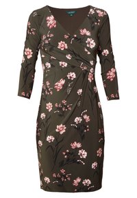 Olivově zelené šaty s véčkovým výstřihem a tříčtvrtečními rukávy, s květinovým vzorem v růžových a bílých odstínech, se zavěšeným předním designem.