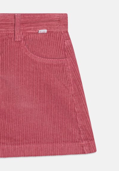 Rosa corduroy skjørt med vertikale ribber, en frontlomme og sydd midjebånd. Inkluderer en liten merkeetikett i livet.