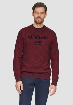 Bordeauxroter Strickpullover mit gerippten Bündchen und Saum. Mit dem Logo "s.Oliver" in Marineblau auf der Brust. Klassisches Rundhalsdesign.