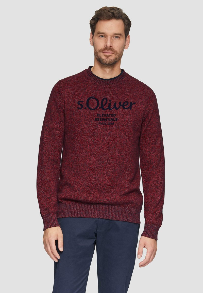 Bordeauxroter Strickpullover mit gerippten Bündchen und Saum. Mit dem Logo "s.Oliver" in Marineblau auf der Brust. Klassisches Rundhalsdesign.