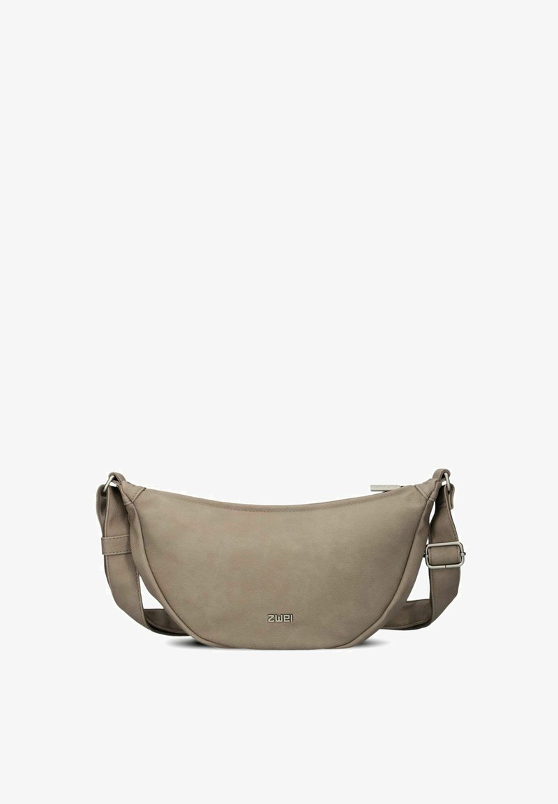 Beige Schultertasche im Slouchy-Stil aus weichem Kunstleder, mit einem verstellbaren Tragegurt und metallischen Beschlägen. Runde Form mit subtiler Logo-Prägung.