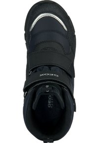 Chaussure montante noire avec une tige synthétique, accent en argent, sangle ajustable et doublure en tissu doux. Comprend une semelle robuste et un rembourrage structuré.
