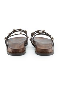 Sandali in pelle marrone con cinturini neri e accenti dorati. Superficie liscia, soletta sagomata per il comfort, design con punta aperta.