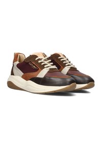 Bruine en kastanjebruine leren en suède sneakers met crème accenten, geprofileerde panelen en beige veters. Dikke witte zool met rubberen buitenzool.