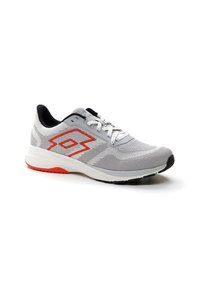 Baskets de course grises avec dessus en mesh, logo d'accent rouge, semelle intercalaire blanche et contrefort de talon noir. Présente des lacets légers et une semelle texturée.