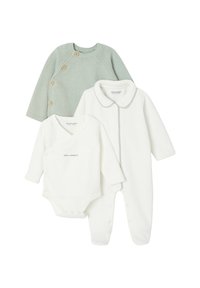 Drei Kleidungsstücke für Kinder: eine mintgrüne Strickjacke mit Holzknöpfen, ein weißes Langarm-Body und ein weißer Fleece-Overall mit Kragen.