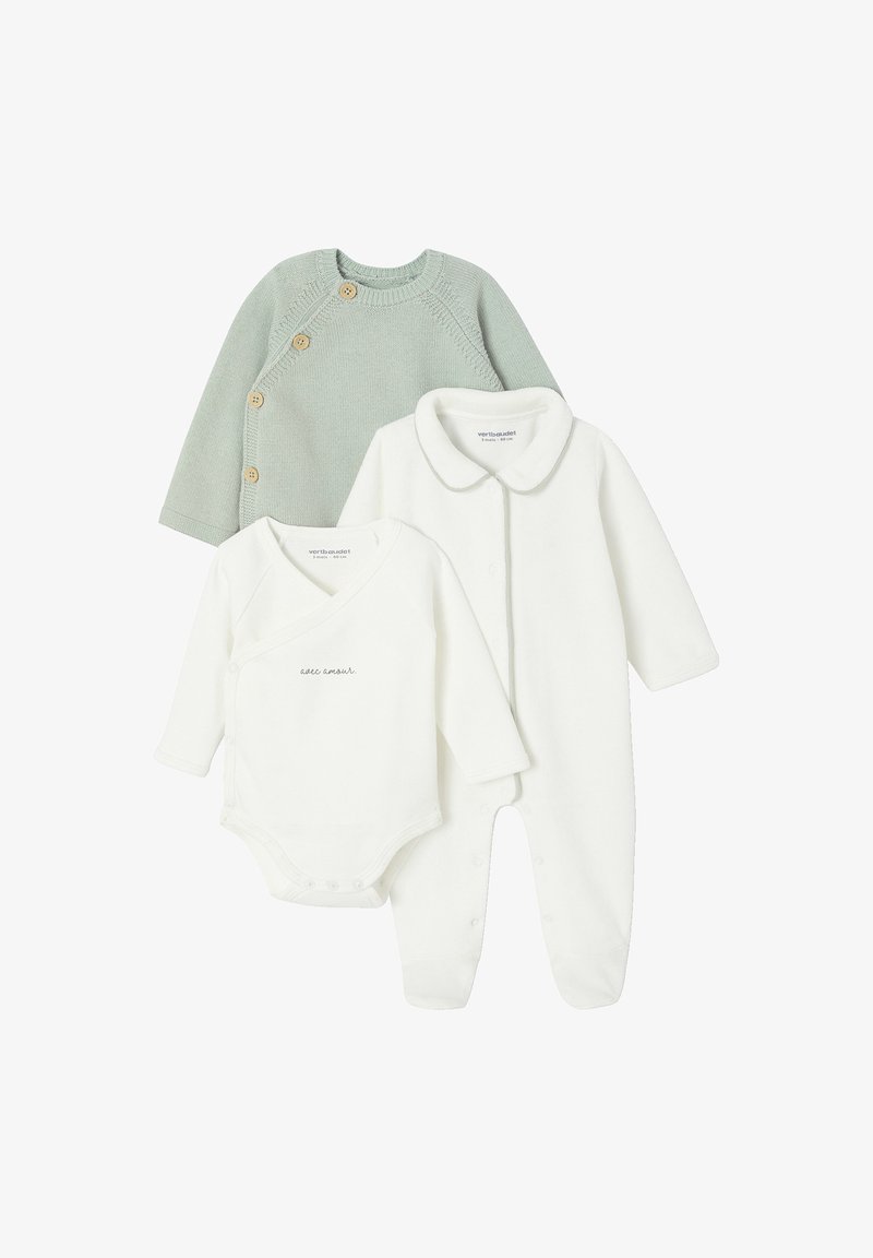 Drei Kleidungsstücke für Kinder: eine mintgrüne Strickjacke mit Holzknöpfen, ein weißes Langarm-Body und ein weißer Fleece-Overall mit Kragen.